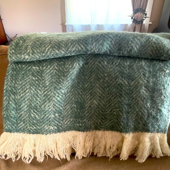 Super soft, beautiful green throw cover! - Picture 6 of 8
